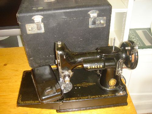Singer Featherweight Sewing Machine 221